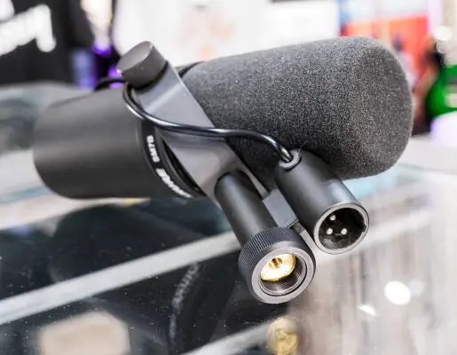 Shure - SM7B Large Diaphragm Cardioid Dynamic Microphone 2